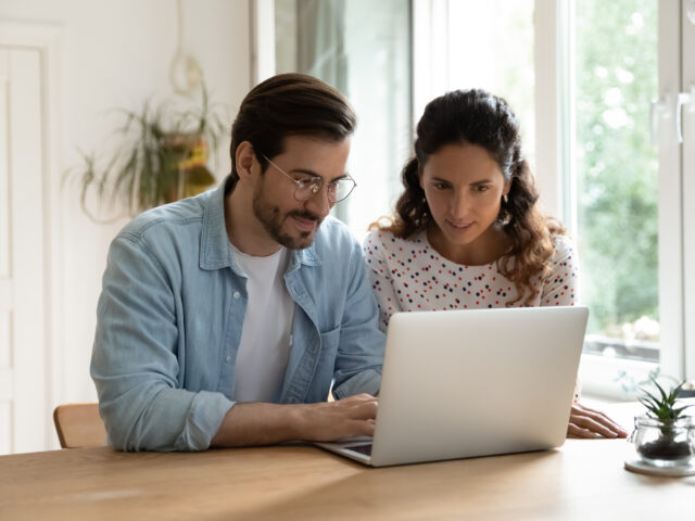 Stel zit achter laptop