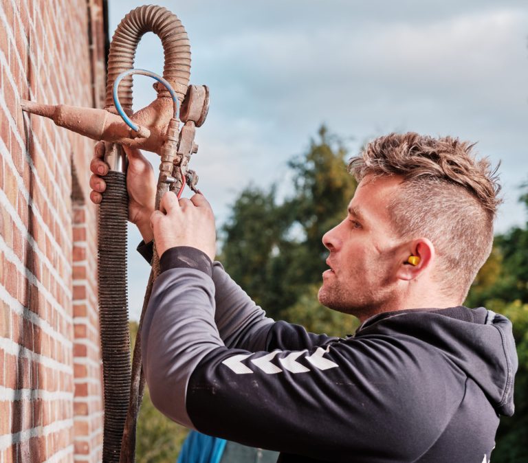 Isolateur heeft het spuitpistool in de muur geplaatst