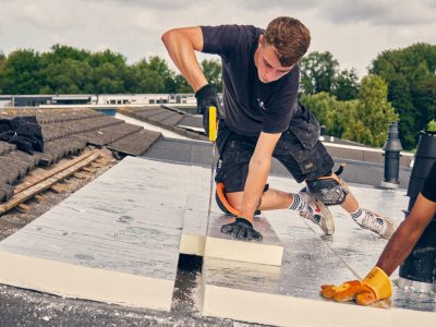 Dakisolateur snijdt het isolatiemateriaal op maat